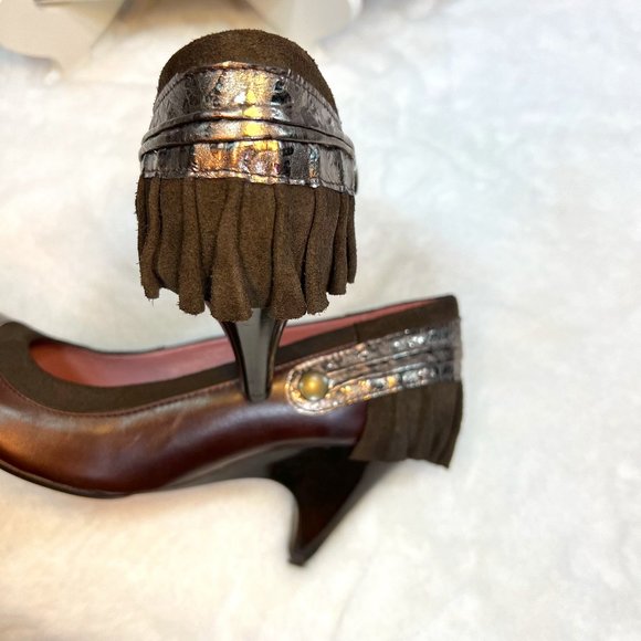 CHANII B Brown Leather w Suede Ruffle Trim and Gold Accent Heels- 7.5 - Picture 6 of 12